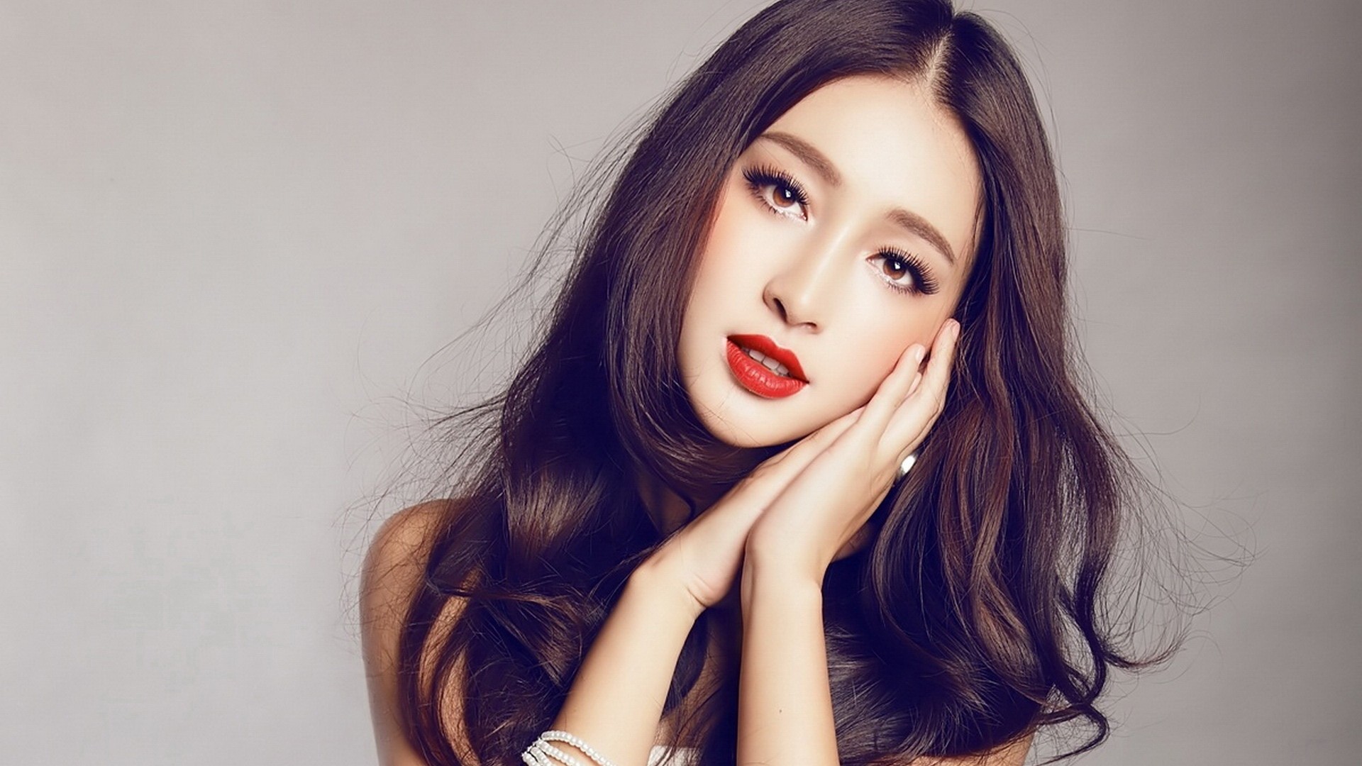  p>甘婷婷,1986年2月5日出生于安徽省芜湖市,中国内地女演员,毕业于 a