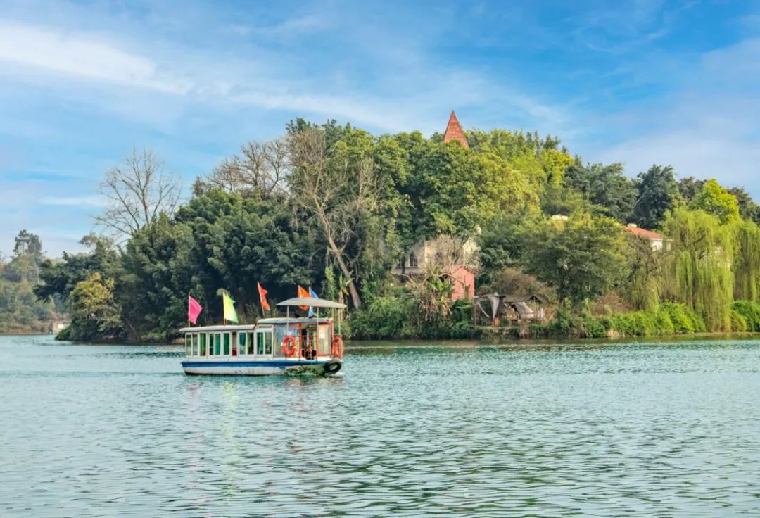  p data-id="gnwwu15ejb">玉龙湖风景区位于泸县东部立石镇,毗卢镇