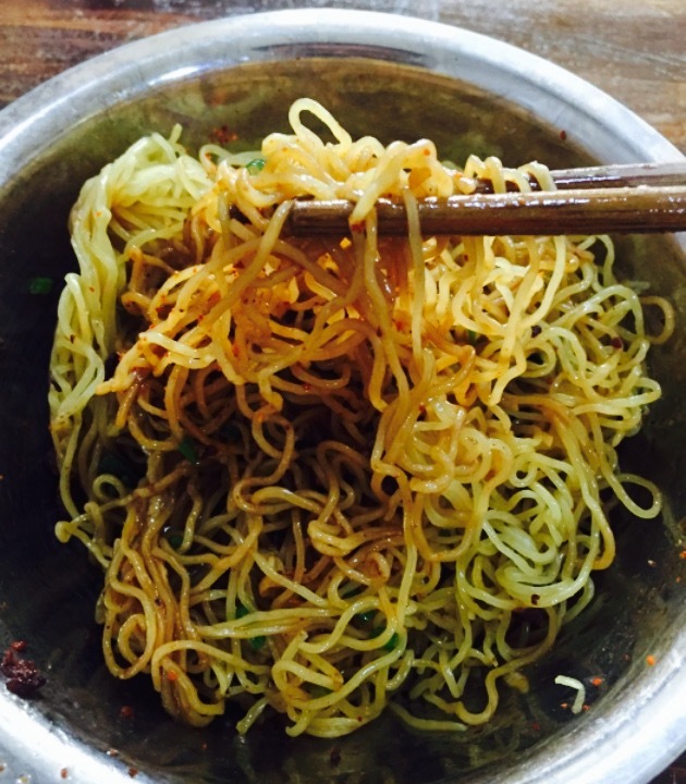  p>康家脆哨面是贵州毕节的地方传统名小吃,主要食材有鸡蛋细面条