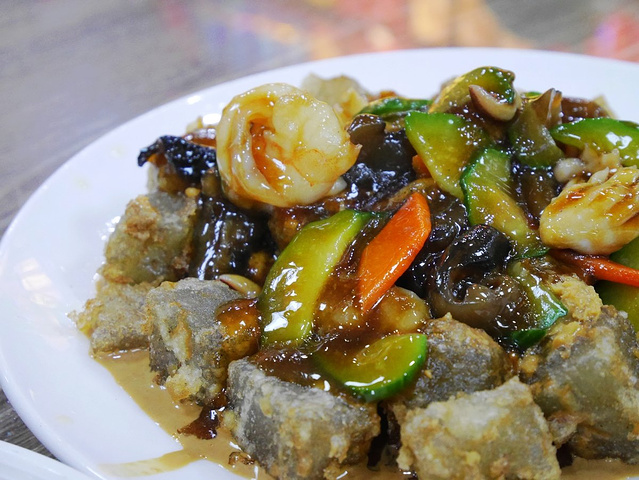  p>海鲜焖子是辽宁省大连市的特色小吃,海鲜焖子由地瓜粉熬制的凉粉配