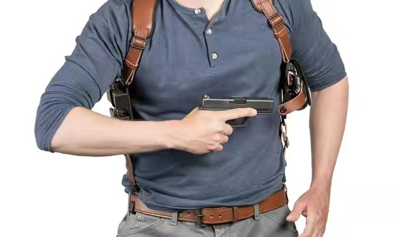佩戴手枪的位置有玄机？为何警察别在腰间，特种兵却放在大腿外侧_百科TA说