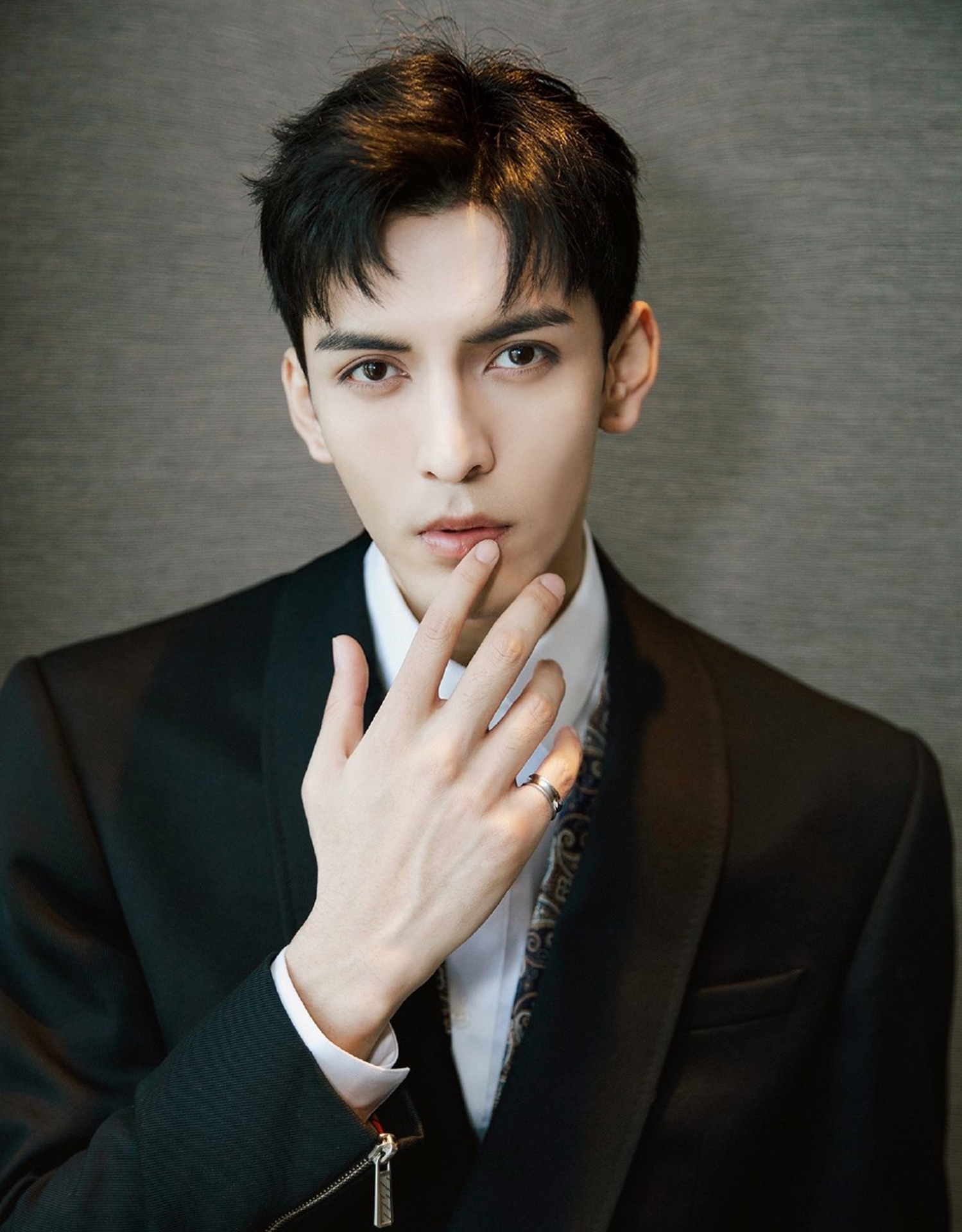 1995年3月23日出生于新疆库尔勒市,中国内地男演员,毕业于新疆大学