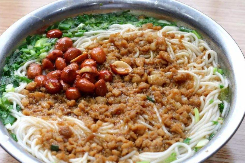  p>生榨米粉又称榨粉,生榨粉,是使用发酵后的米