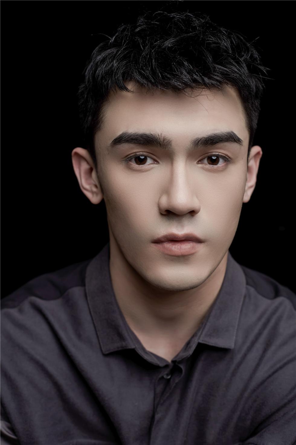 库都斯江·艾尼娃尔,又名娃尔,1997年9月6日出生于新疆维吾尔自治区 a