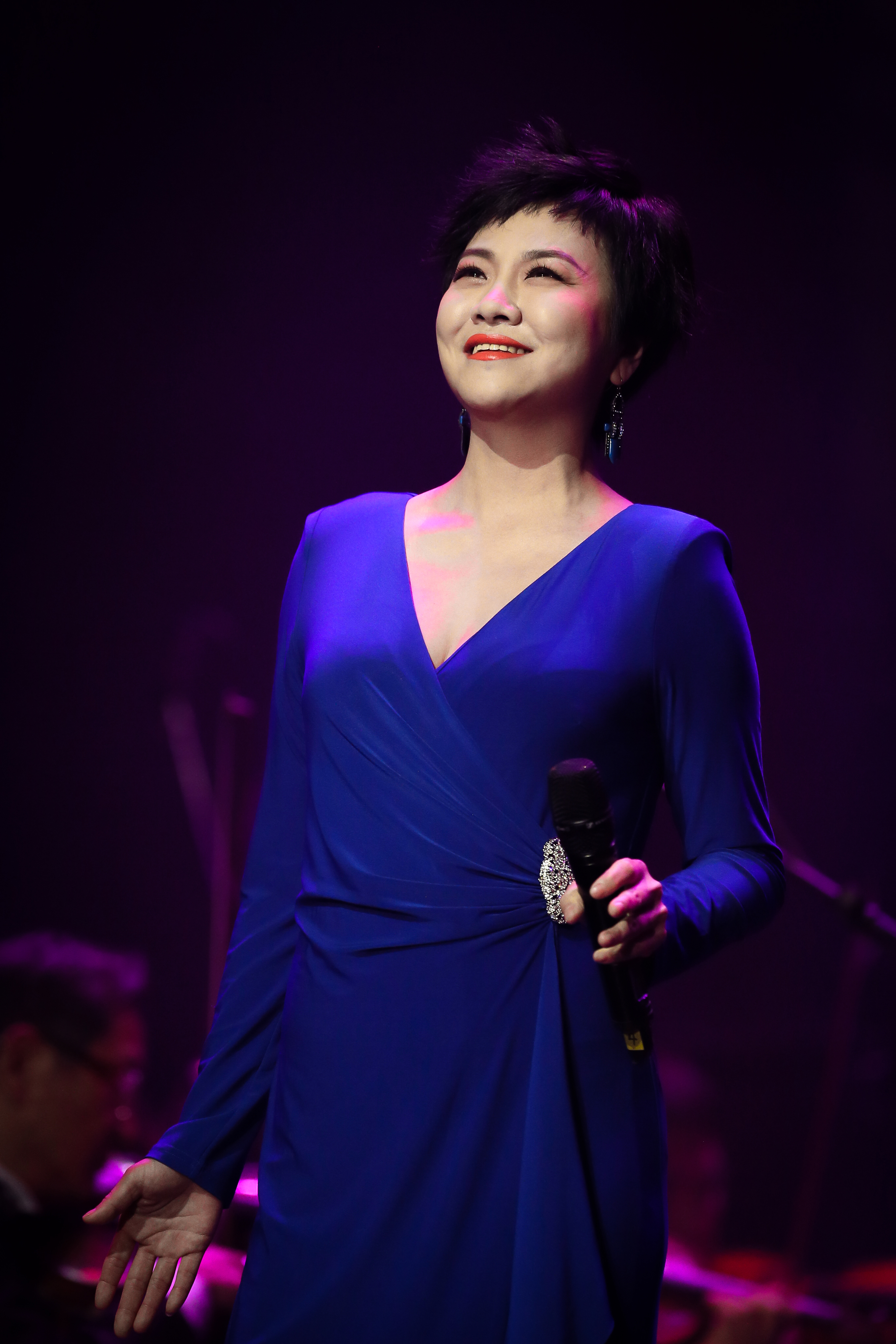 女,大连人,1999年师从著名女中音歌唱家吴美玲女士学习声乐