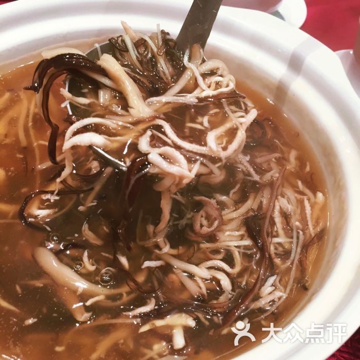 咖啡店里卖蛇羹是一个由日本漫画家小松健司创作的梗,梗出自蜡笔小新