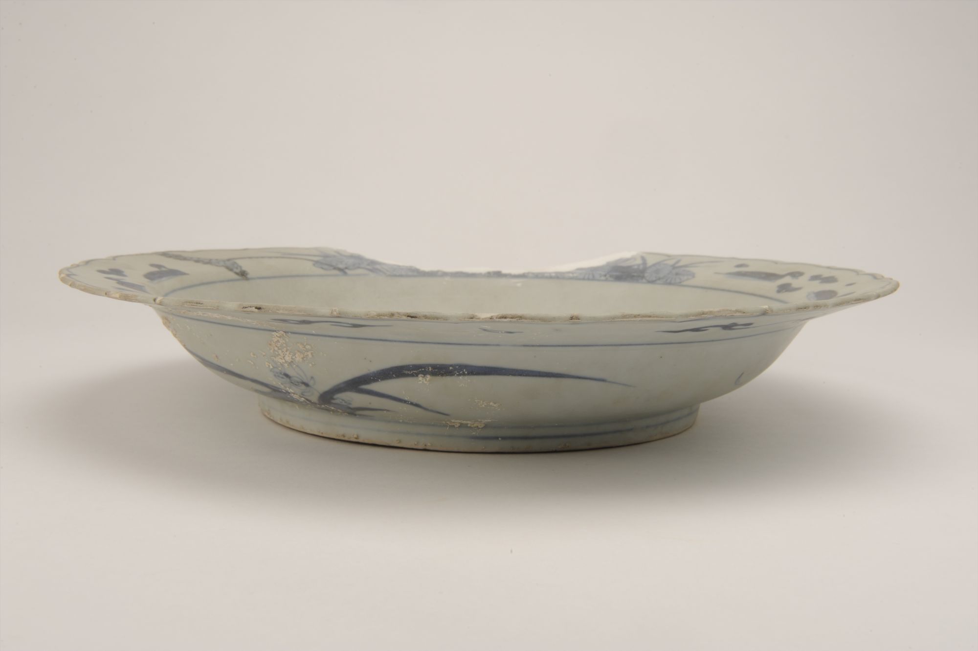 明代青花荷蟹纹菱口瓷盘