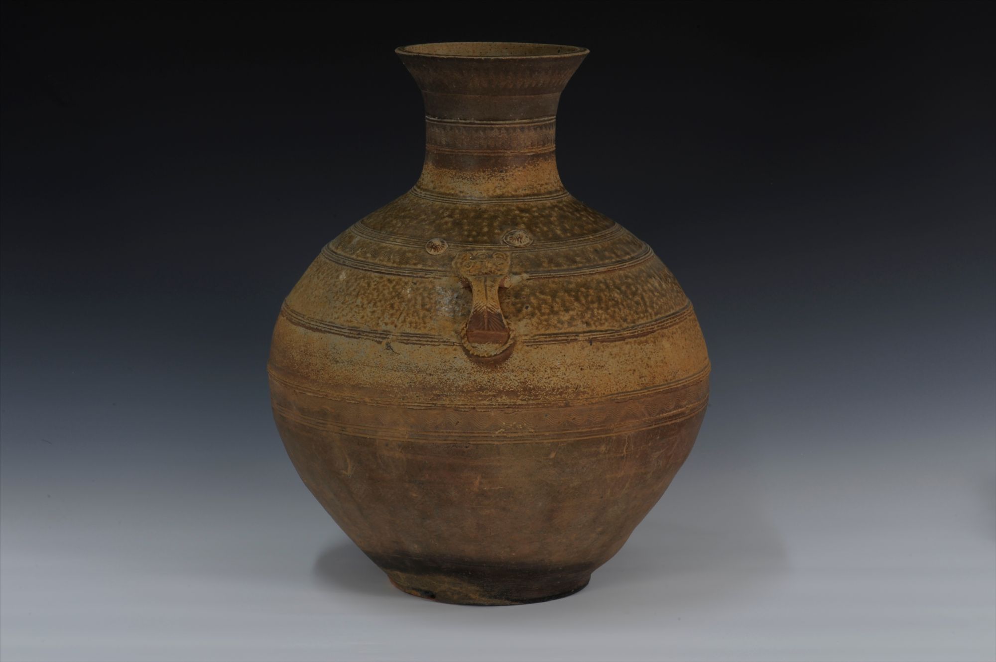 汉代青釉弦纹铺首双耳瓷壶