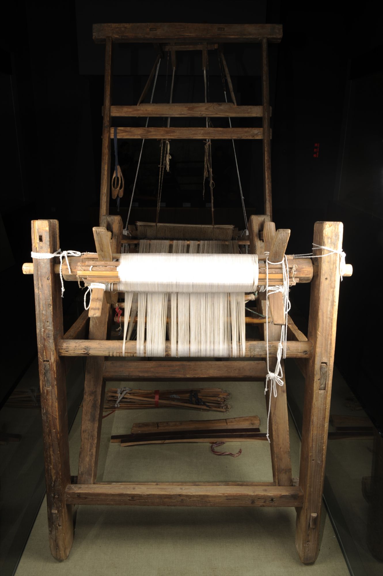 现代水平织布机