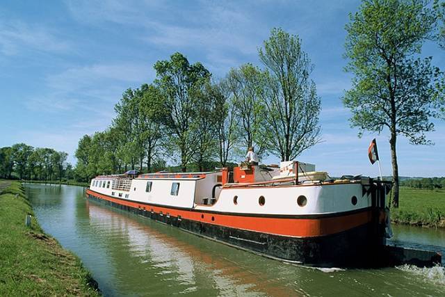  p data-id="gnzrqj14kv">法国南运河位于法国南部,1667年开始修建