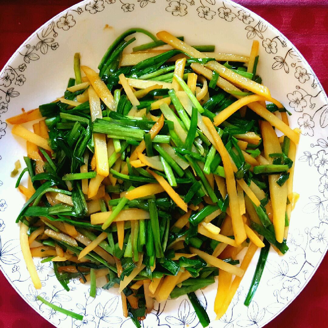 三丝韭菜是由韭菜,土豆,胡萝卜,鸡蛋,色拉油,食盐,鸡精制作而成的