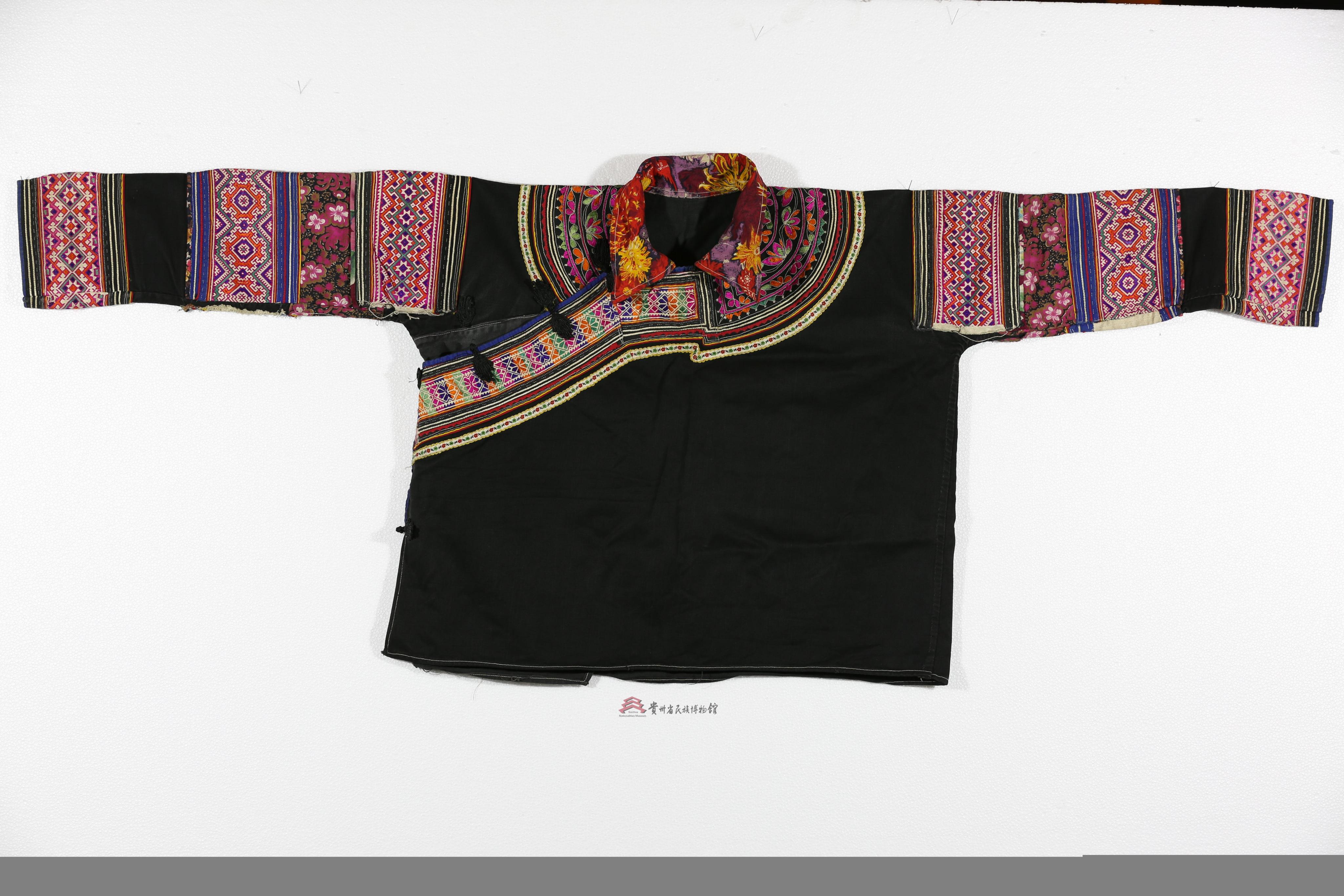 当代云南文山苗族花纹几何纹平挑右衽女上衣