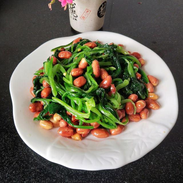  p data-id="gnwflgncvr">花生仁菠菜是一道以菠菜,花生米,生抽等为