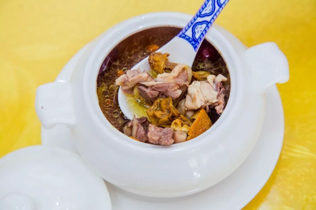 云南松茸猪肚老鸡煲