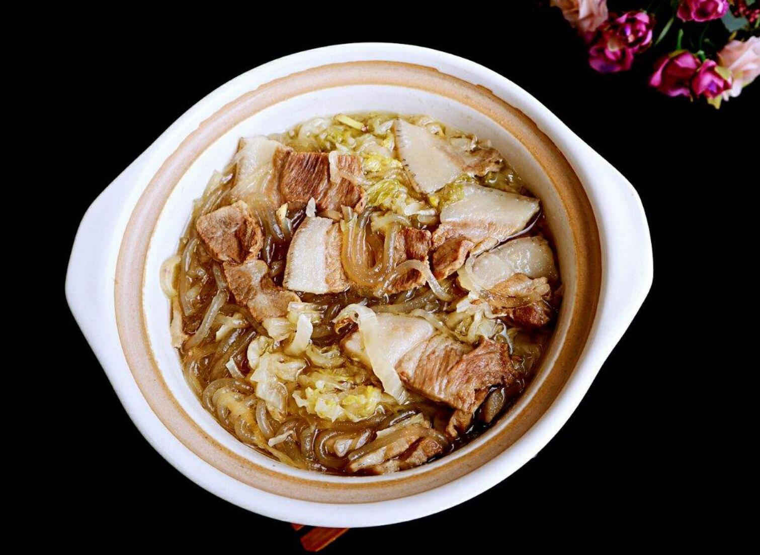 五花肉焖酸菜粉