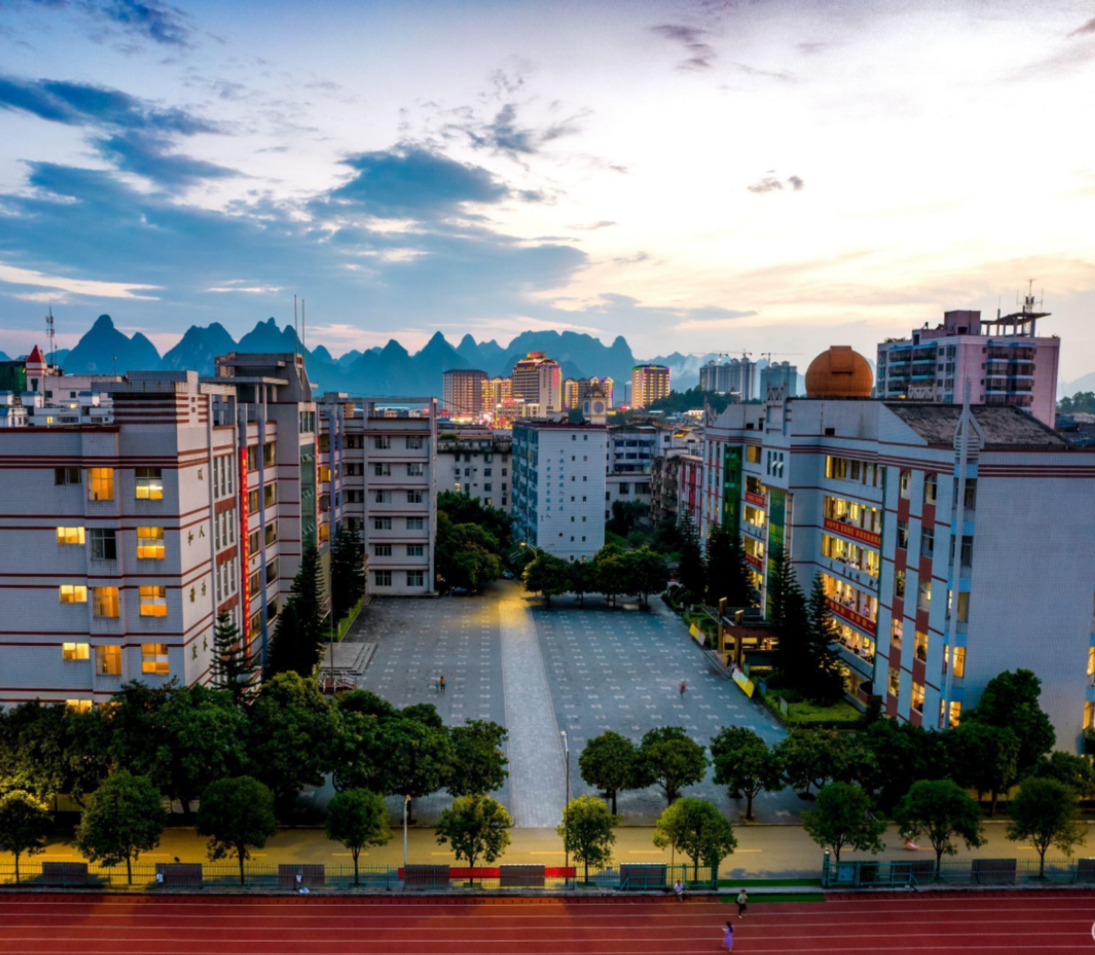  p data-id="gnbwd4iu1p">环江毛南族自治县高级中学(简称:环江高中)