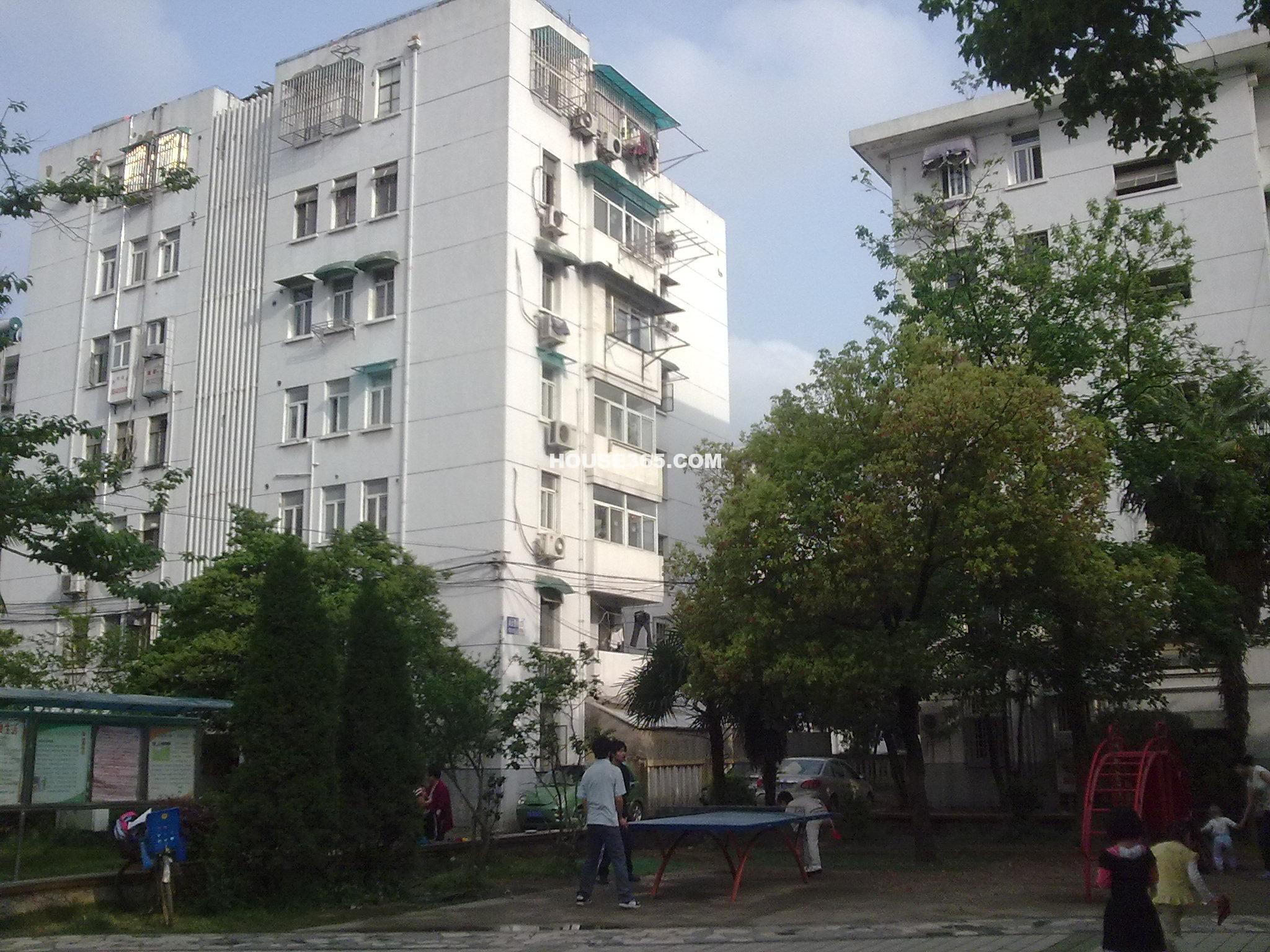 p data-id="gnvgyr7z8f">锁金村地处南京市主城区东北部,西临玄武湖