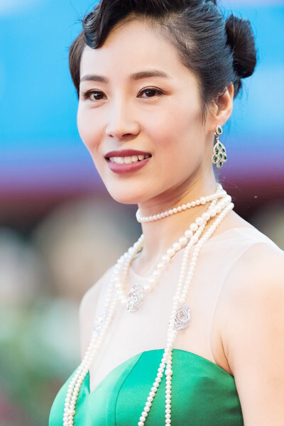 >原名梁镜珂 /i>),毕业于北京电影学院表演系本科99级,中国内地女演员