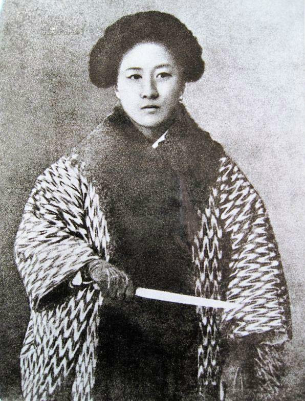  p>《泛东海歌》是近代词作家秋瑾的作品.