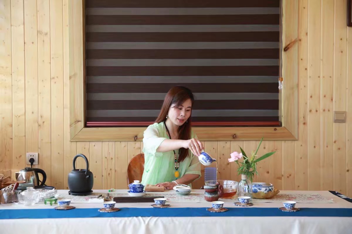  p>倪梅英,女,南平市建阳区华锋建盏陶瓷厂法定代表人,陶瓷装饰师.