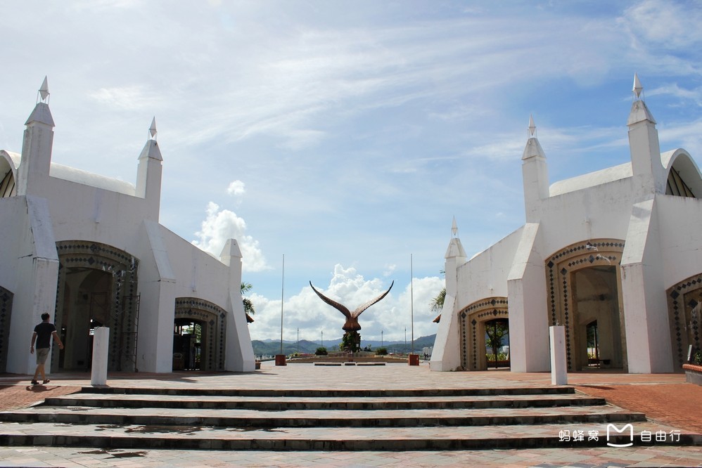 的广场--巨鹰广场,广场上矗立着被称为兰卡威新地标的鹰塔(dataran