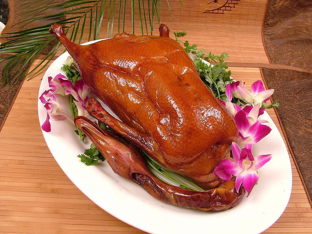  p>烧鹅是广东省的一道传统名菜,属粤菜系;其所需的材料有光鹅,盐