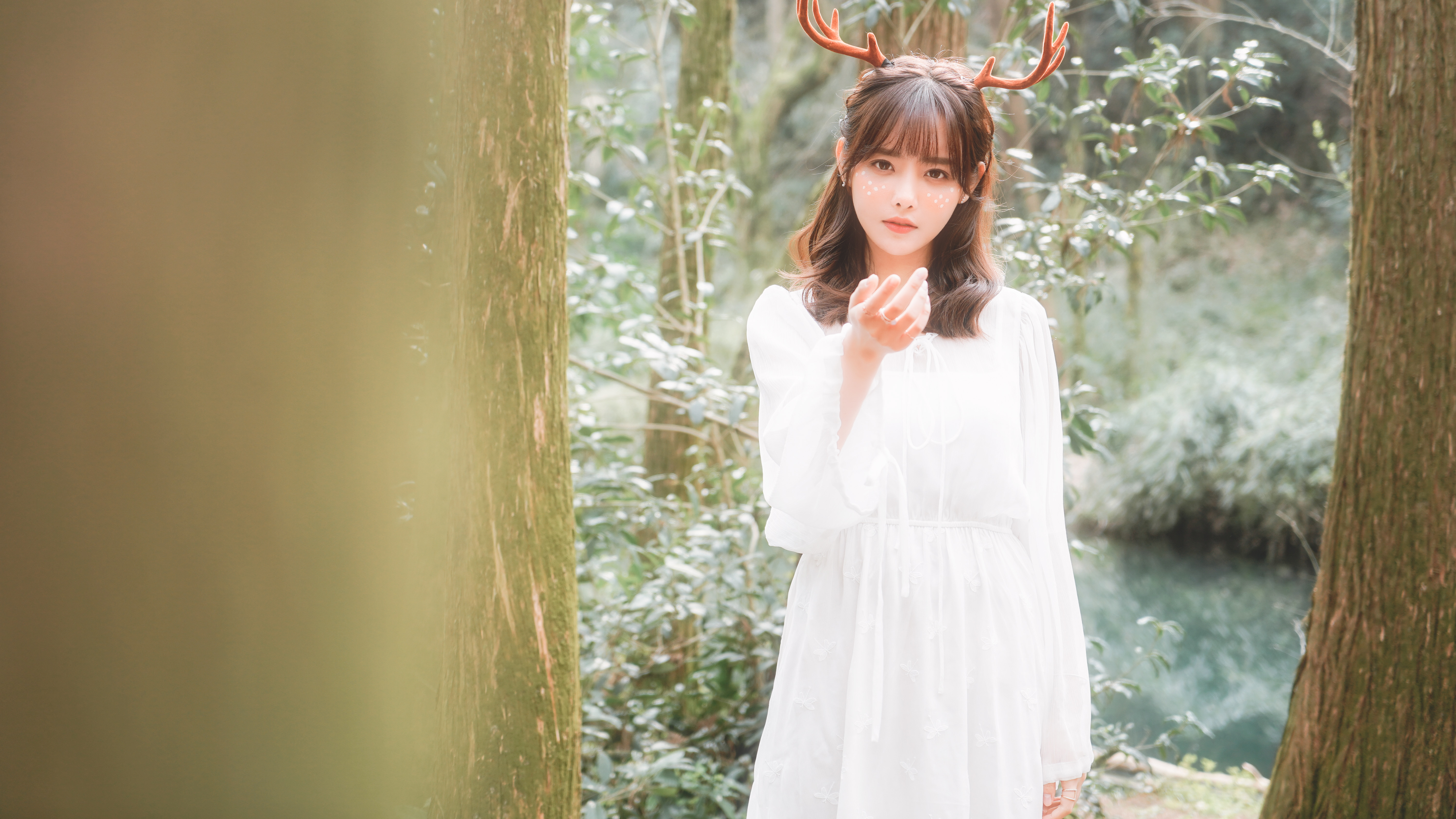  p>朱容君 sup class="normal">  /sup>,别名兔子牙,歌手,演员.