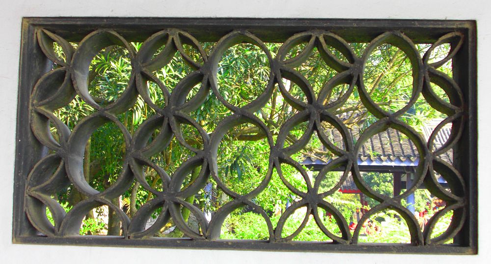  p>青瓦花窗,为建筑中的一种装饰和美化的形式,既具备实用功能,又带有