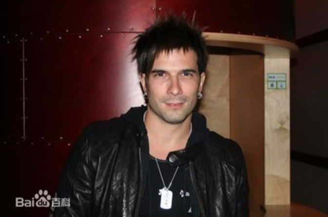 是一首旋律优美的英文歌曲,演唱者是美国流行歌手马克·特伦茨(marc