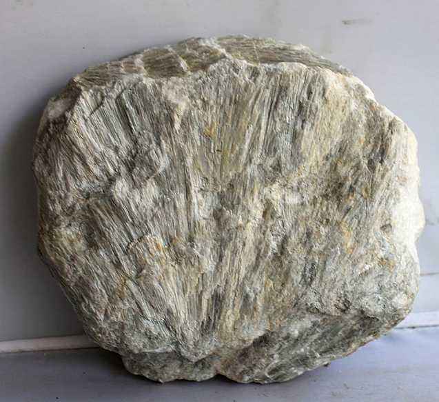  p>透闪石矿床的矿层夹于石英片岩,角闪片岩,白云质大理岩间,长几百