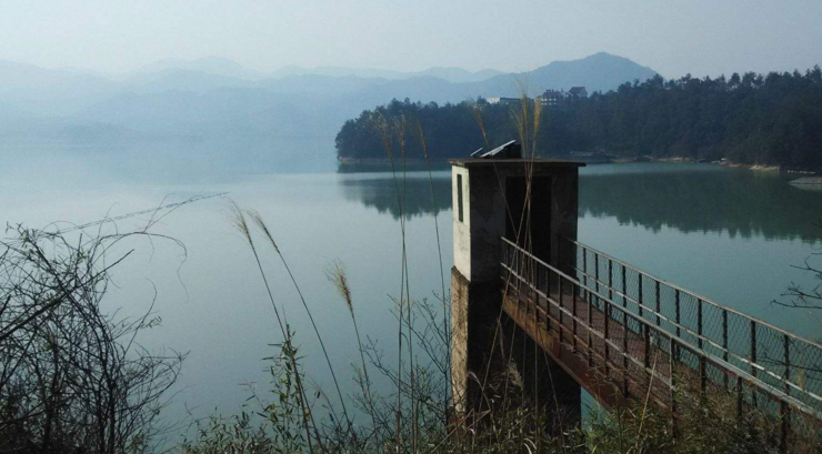  p data-id="gnwonfxlcc">莫干湖,也称对河口水库,系大型人工湖泊,于