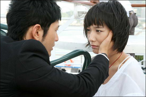  p>《暗香》是一部中国大陆电视剧,全剧共有33集,曾用名《被爱放逐》.