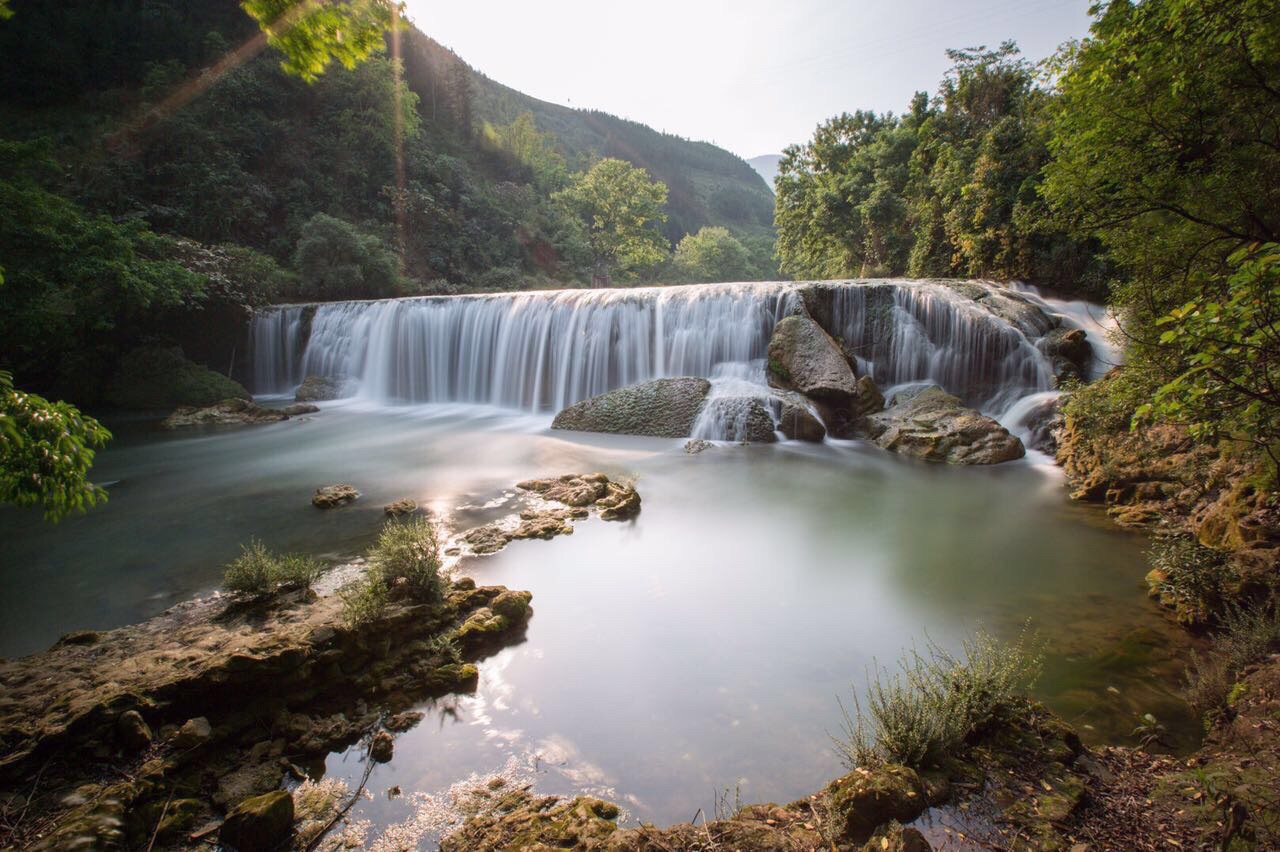 ">罗平县 /a>城东南40公里滇,黔,桂三省区交界处,景区海拔760-900