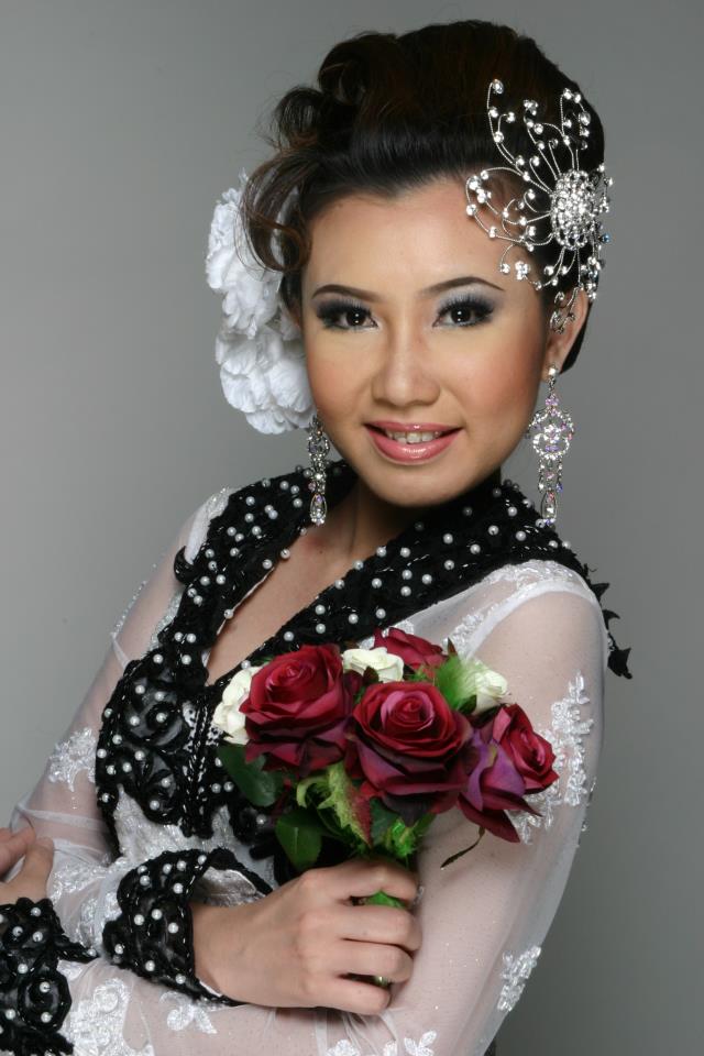 她是童星出身,出道时期以小萍萍的艺名演唱福建歌曲红透歌坛,告别童星