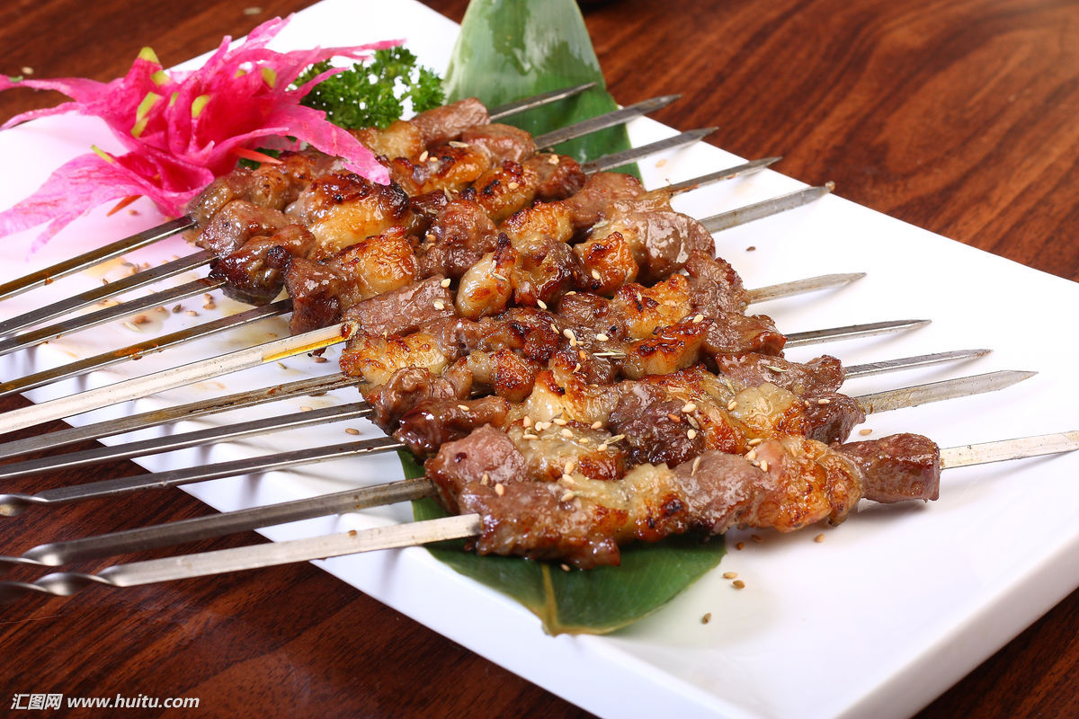 烤羊肉串,是 a href="#" data-lemmaid="132263">新疆 /a>民族特色的