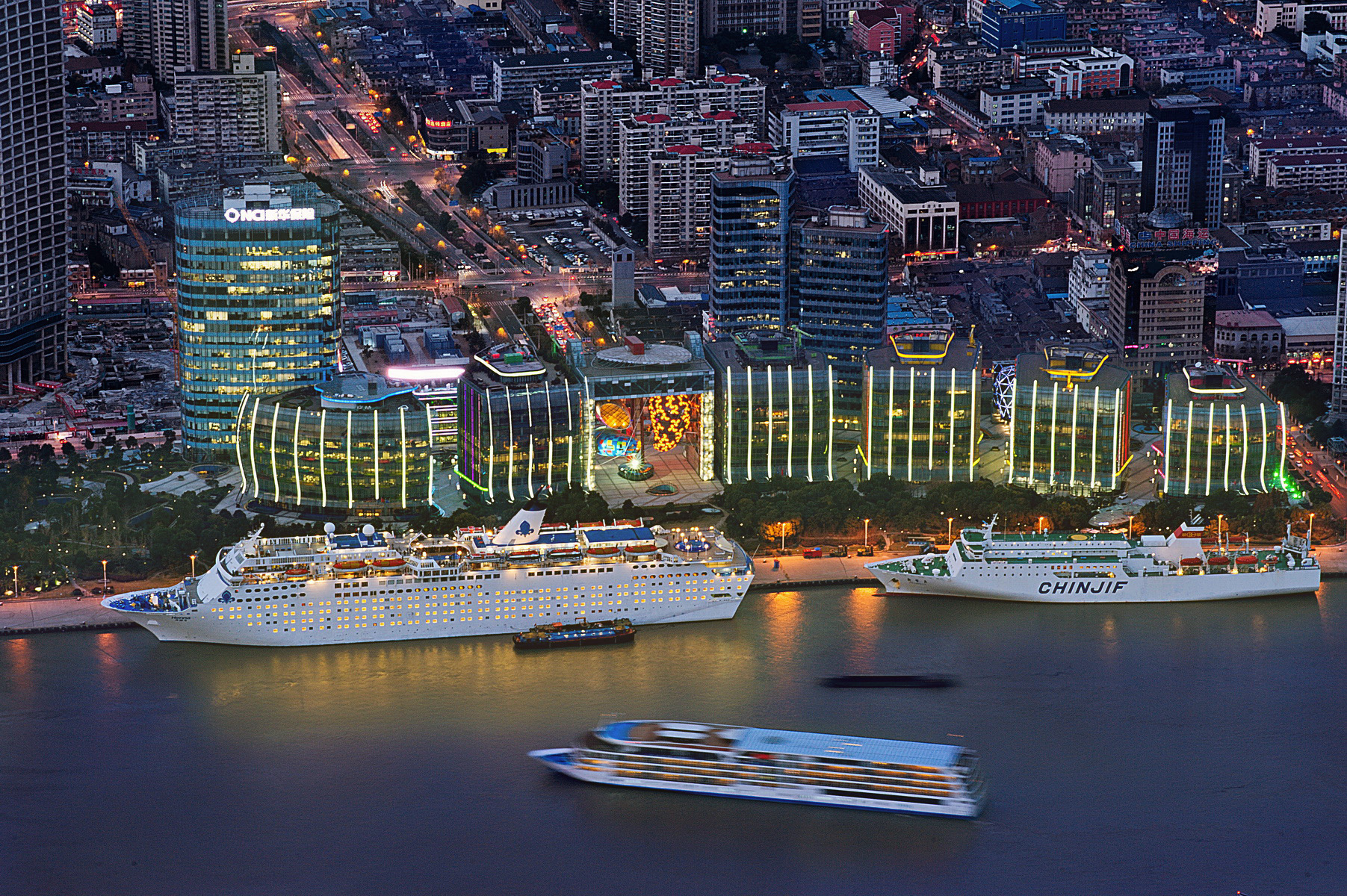  p>上港邮轮城建设集"工业旅游","青少年拓展基地","休闲旅游度假区"