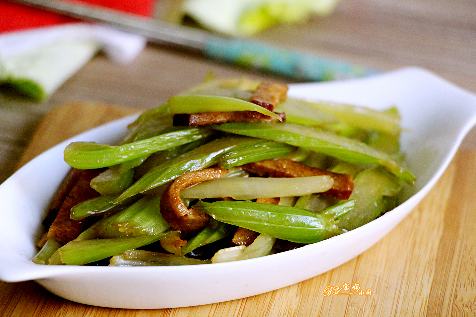 家常熏干炒芹菜