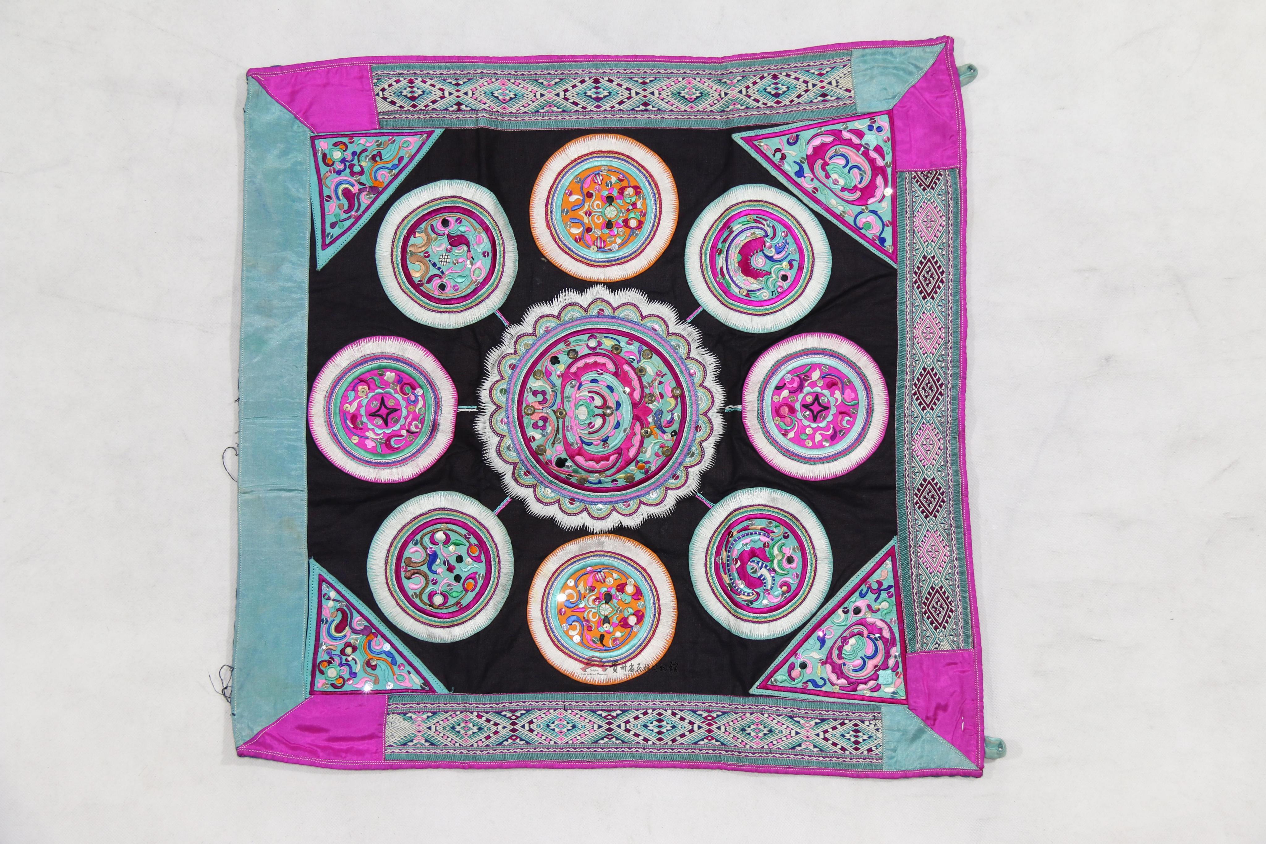 当代榕江侗族破线绣花鸟纹围腰