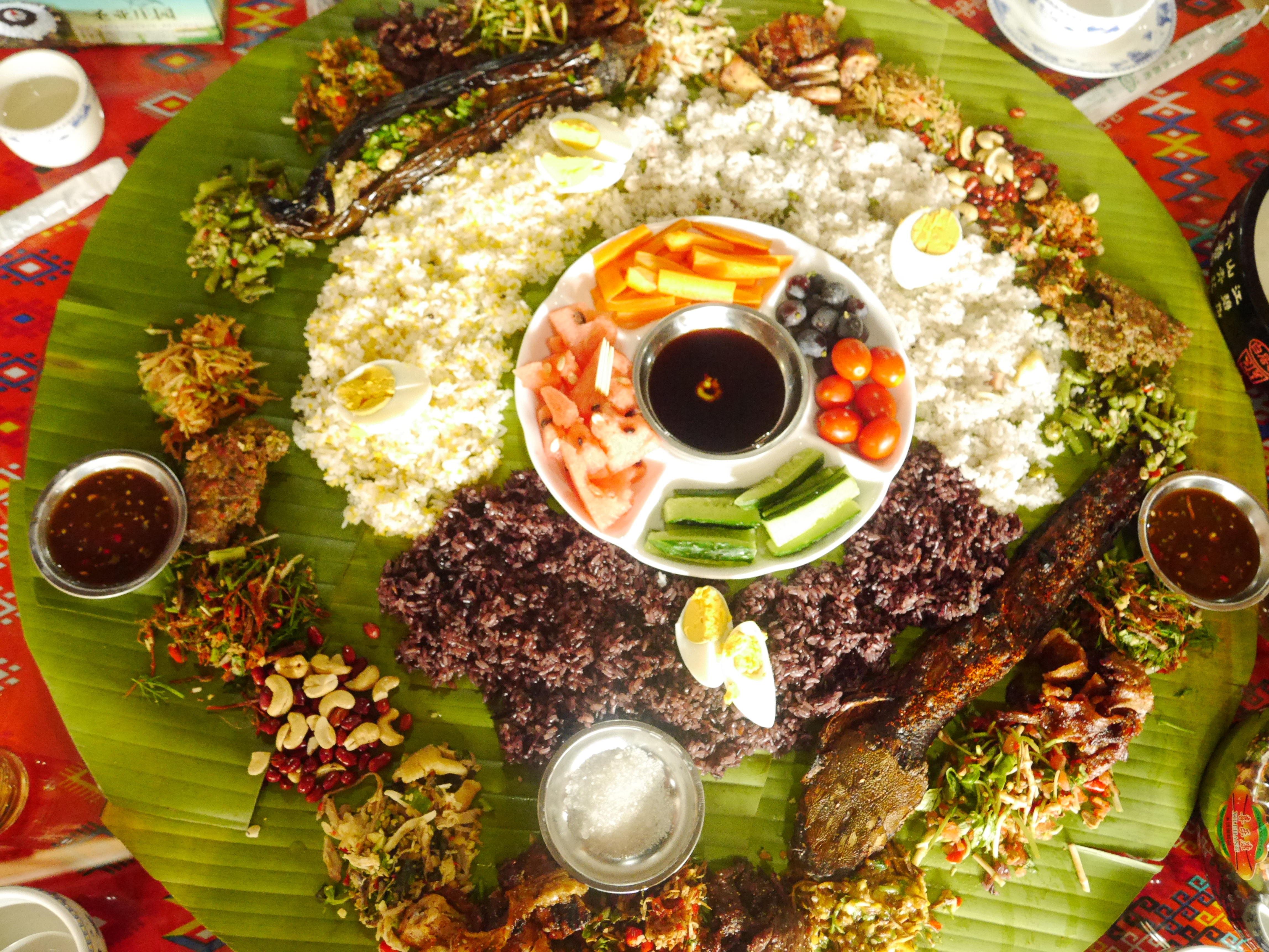 副食中有各类蔬菜,豆类和肉类,酸笋和辣椒是景颇族饮食中不可缺少的