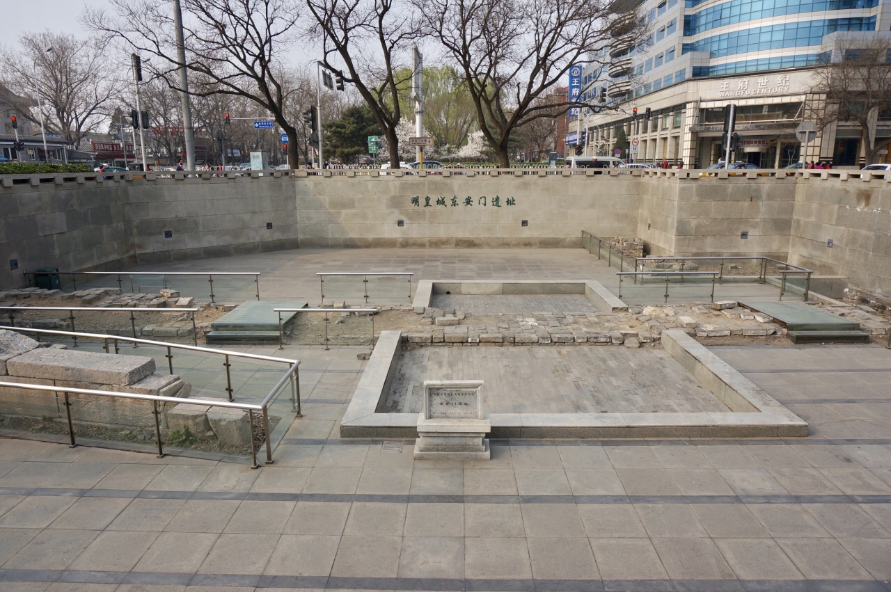  p>东安门,是明清时北京皇城的东门,皇城四个大门之一.