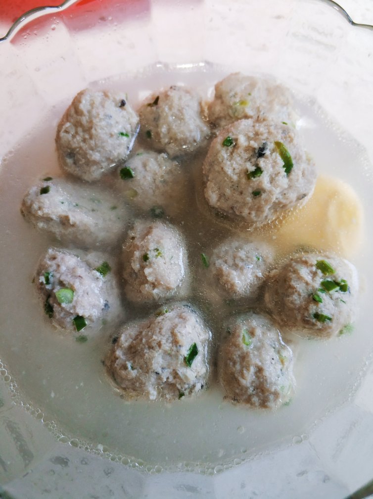  p>鲅鱼丸子,是以鲜鲅鱼,精瘦肉, a href="#">香菜 /a>末为原料制作的