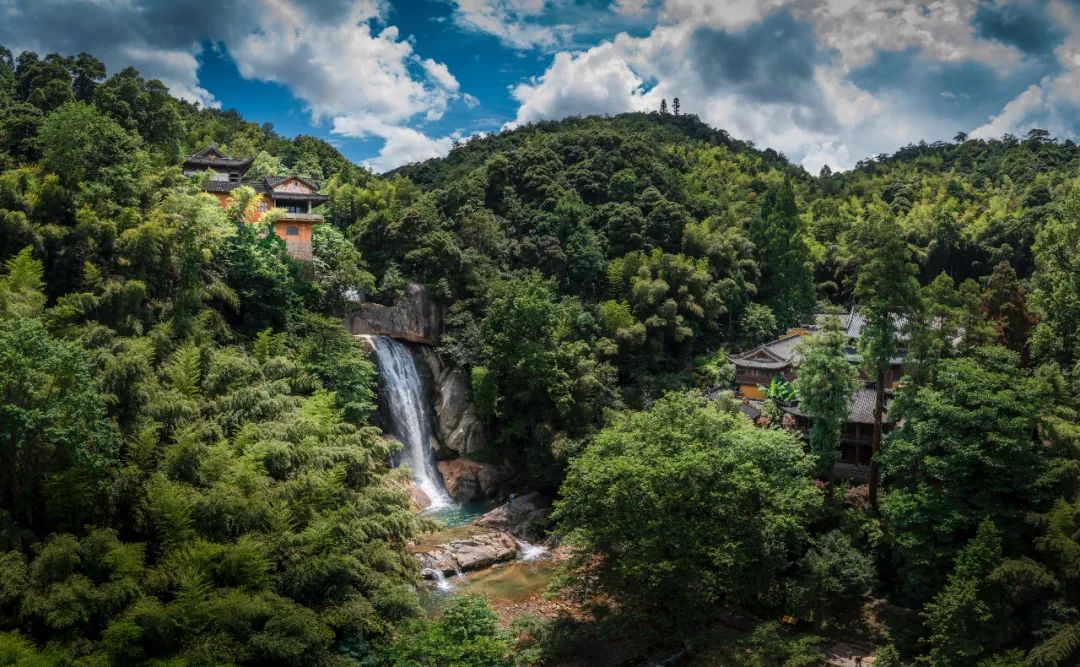  p>台州市天台山景区,位于浙江省东中部的天台山,东连宁海,三门,西接