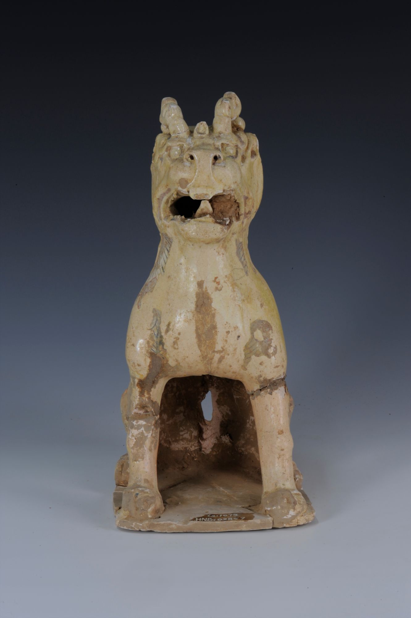 青釉彩绘陶镇墓兽