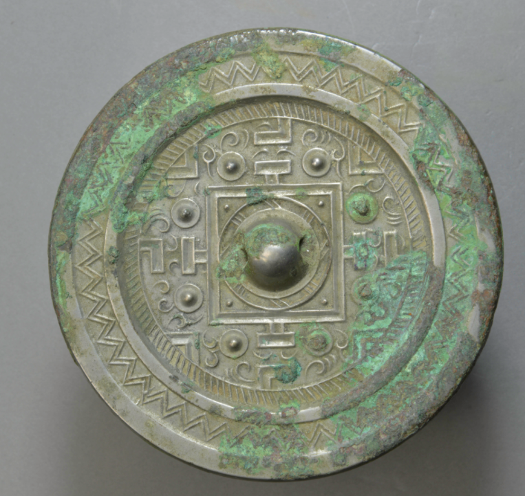  p>汉八乳博局纹铜镜是汉代的文物,现收藏于平凉市博物馆. /p>