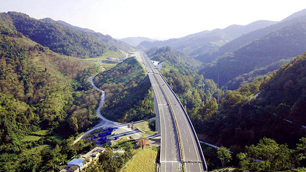  p>乐业—百色高速公路(leye—baise expressway),简称"乐百高速",是