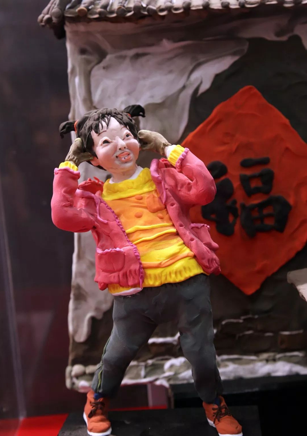男,超写实雕塑家,国家高级美术师,骨架彩塑创始人,赵树青是一位当代