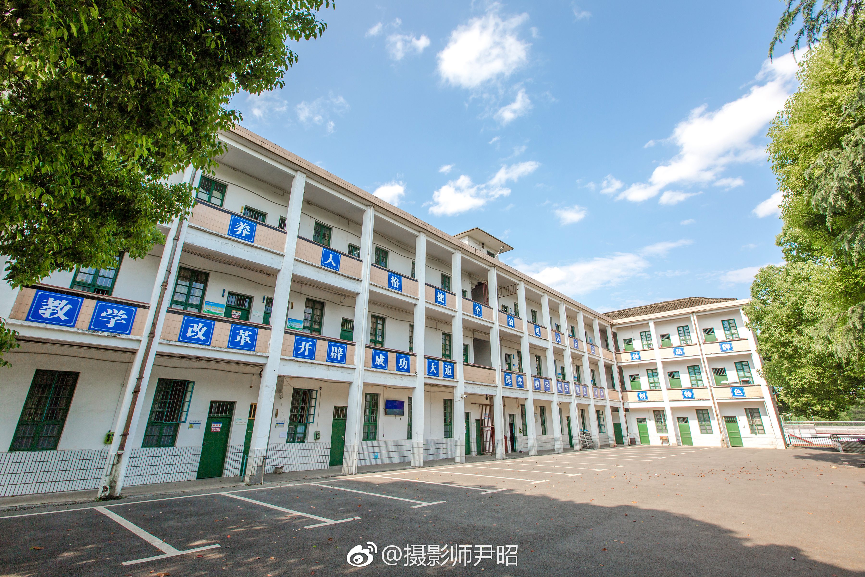  p>湖南省邵东市第三中学简称邵东三中,是湖南省一所坐落在农村的省级