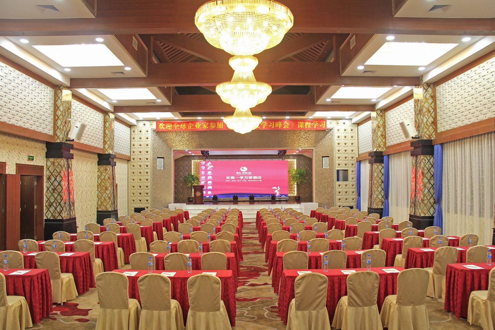  p>东莞隐贤山庄景区位于广东省东莞市 a target="_blank" href="