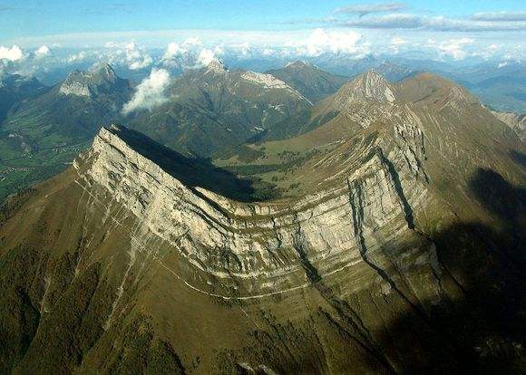  p>向斜谷是纵谷的一种,是沿着向斜轴部发育的河谷. /p>