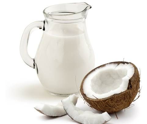  p>现榨椰子汁是海南地区的特色饮料,是由天然椰肉椰汁的混合物现场